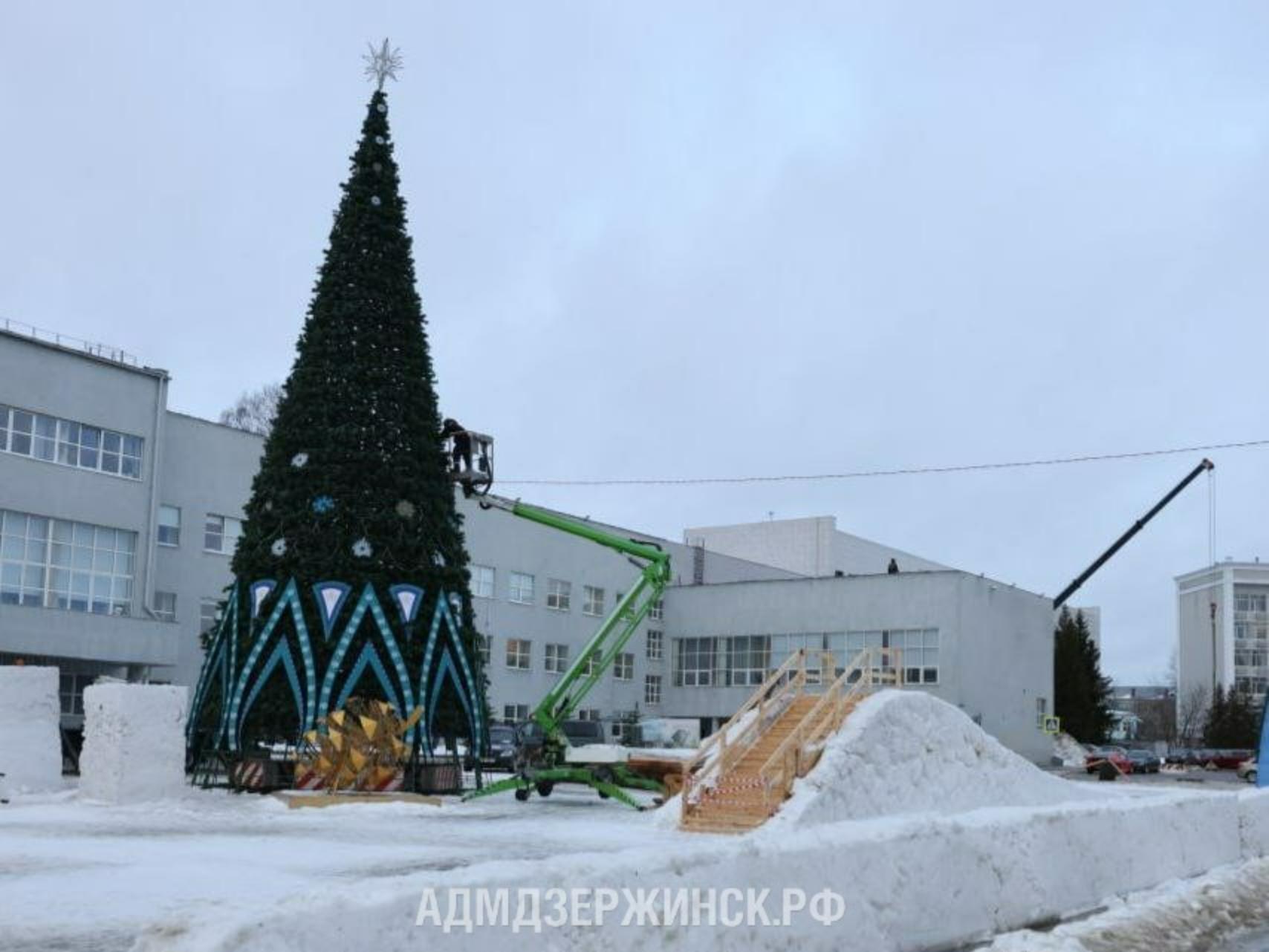 Снежный городок на площади Дзержинского готов на 90% | 20.12.2023 |  Дзержинск - БезФормата